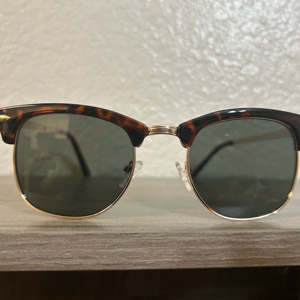 NWOT - Kenneth Cole Reaction Clumaster Sunglasses Tortoiseshell